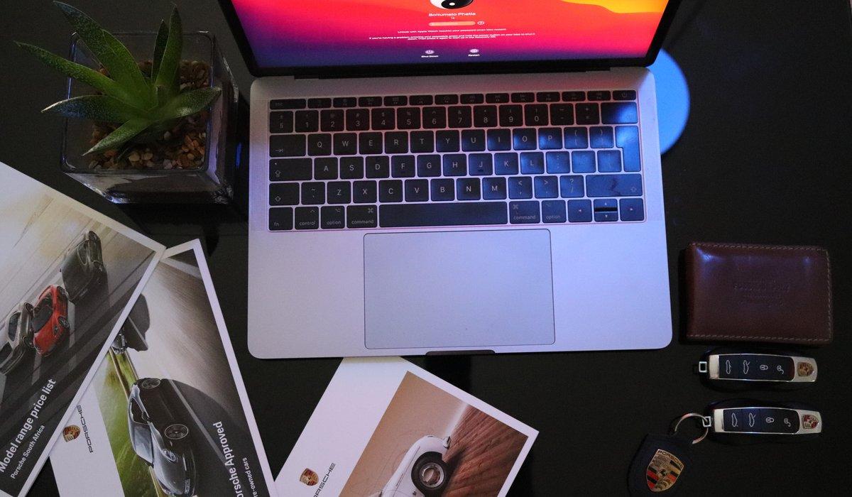 Illustration av hur ett API fungerar som brygga mellan olika applikationer och tjänster i webbutveckling