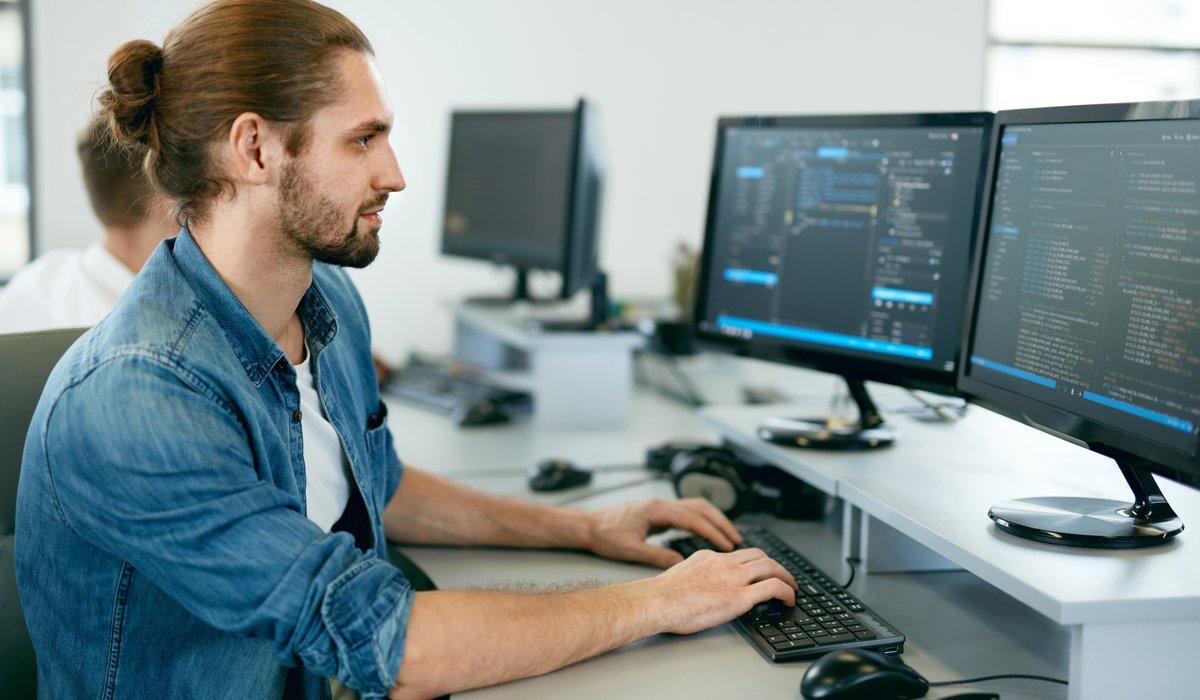 Illustration av objektorienterad programmering med klasser, objekt och deras relationer i ett modernt programmeringsspråk